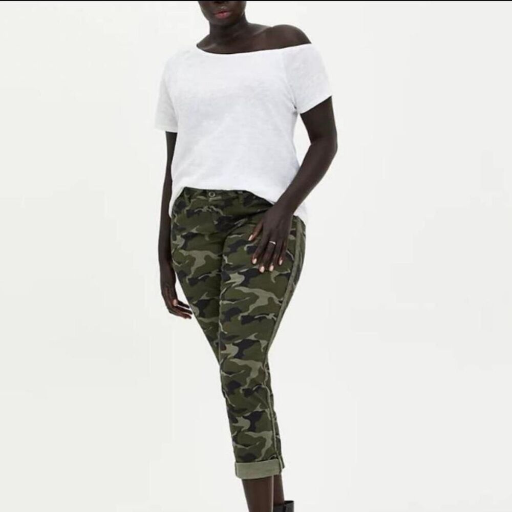 Torrid Camo Cropped Cargo Pants, Size 18-